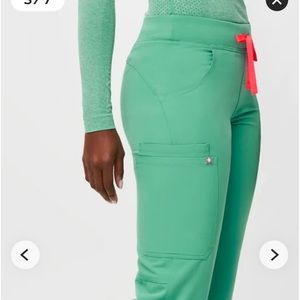 FIGS SMALL SURGICAL GREEN KADE CARGO SCRUB PANTS - VERY GOOD CONDITION